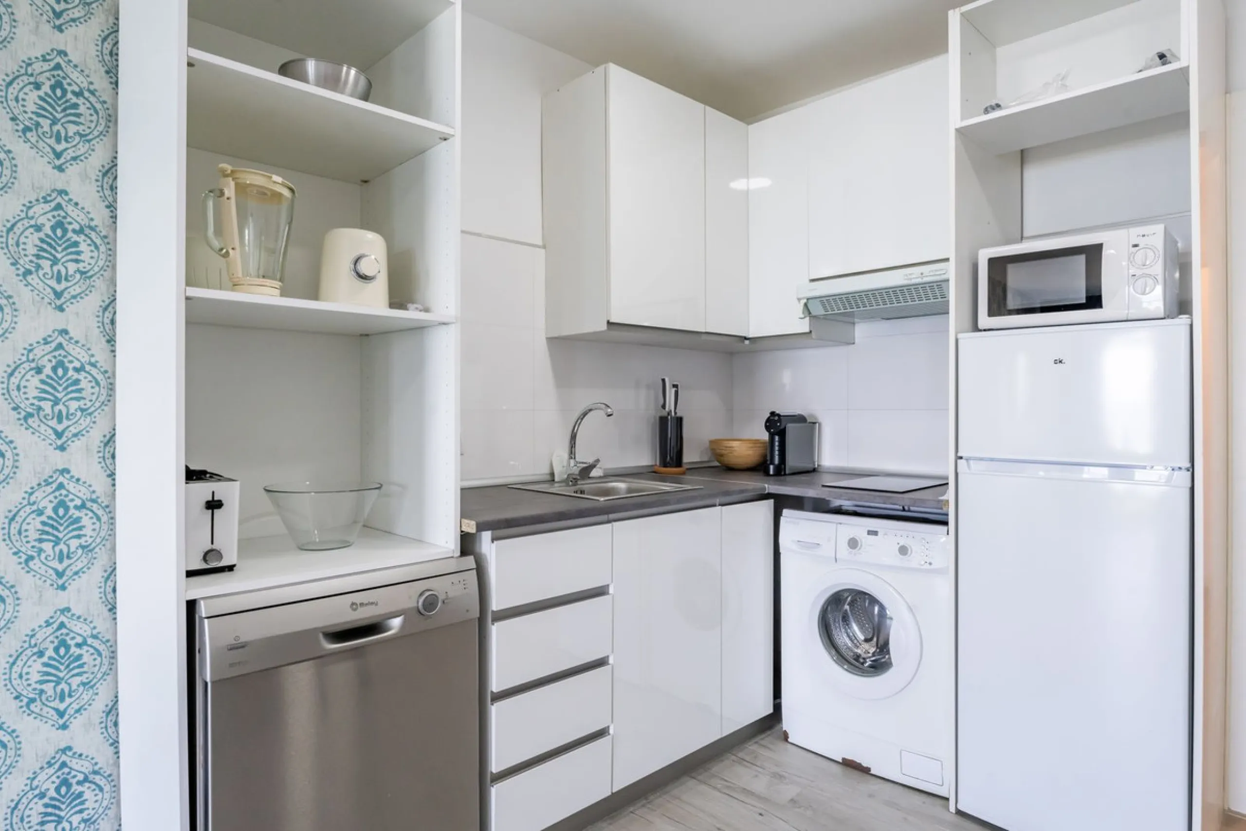 Unique beachfront opportunity in Torrequebrada, Benalmádena. This property consists of a building divided into four independent apartments plus a spacious 478 m² basement. The entire complex has been recently renovated and is delivered fully furnished and