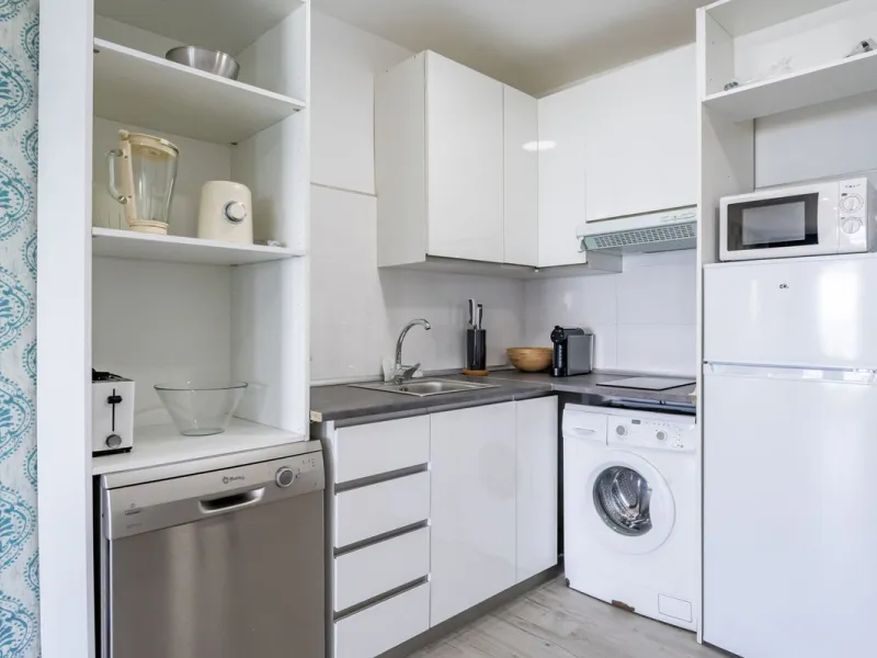 Unique beachfront opportunity in Torrequebrada, Benalmádena. This property consists of a building divided into four independent apartments plus a spacious 478 m² basement. The entire complex has been recently renovated and is delivered fully furnished and