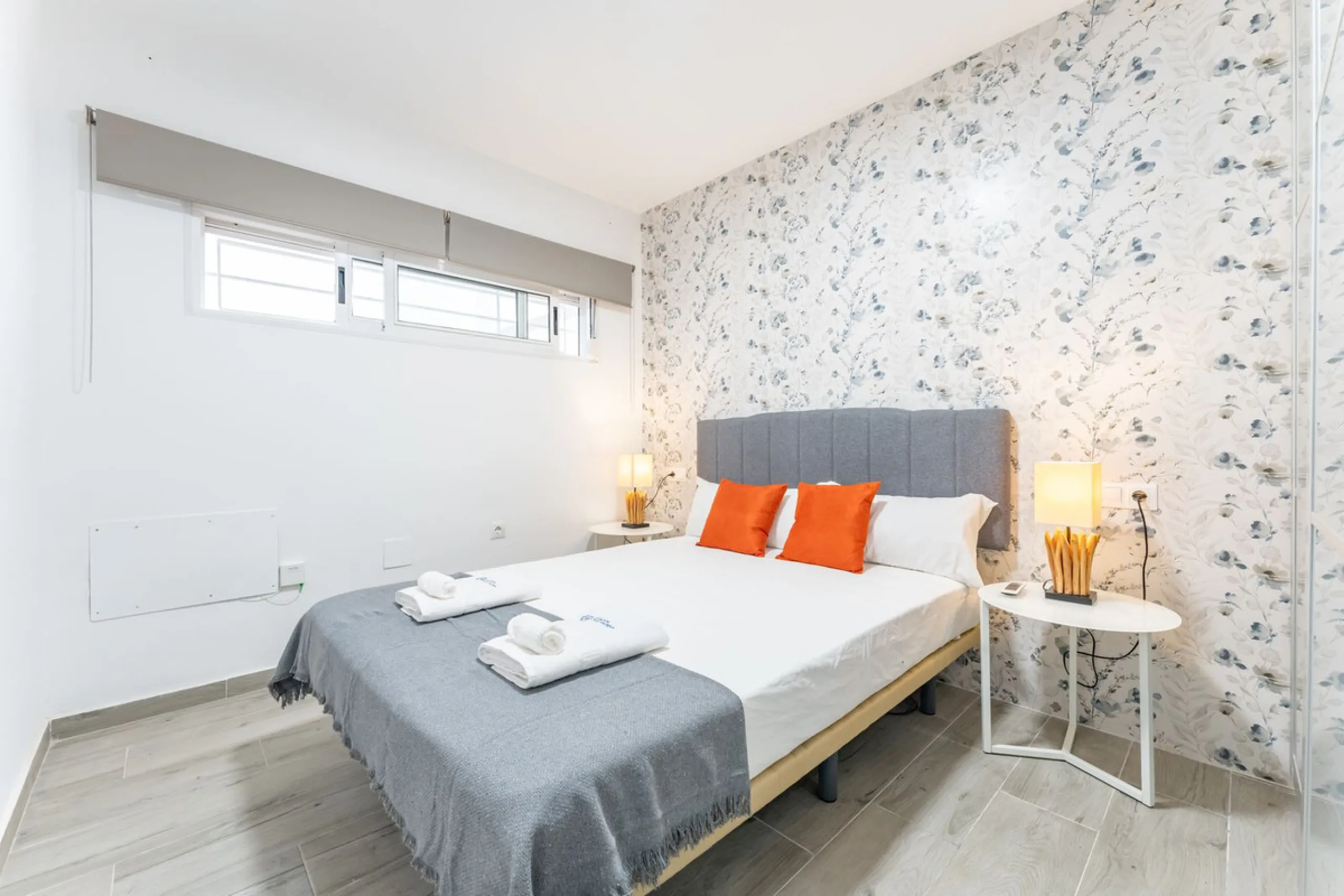 Unique beachfront opportunity in Torrequebrada, Benalmádena. This property consists of a building divided into four independent apartments plus a spacious 478 m² basement. The entire complex has been recently renovated and is delivered fully furnished and