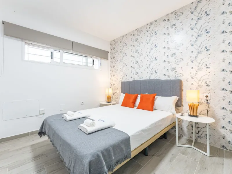 Unique beachfront opportunity in Torrequebrada, Benalmádena. This property consists of a building divided into four independent apartments plus a spacious 478 m² basement. The entire complex has been recently renovated and is delivered fully furnished and