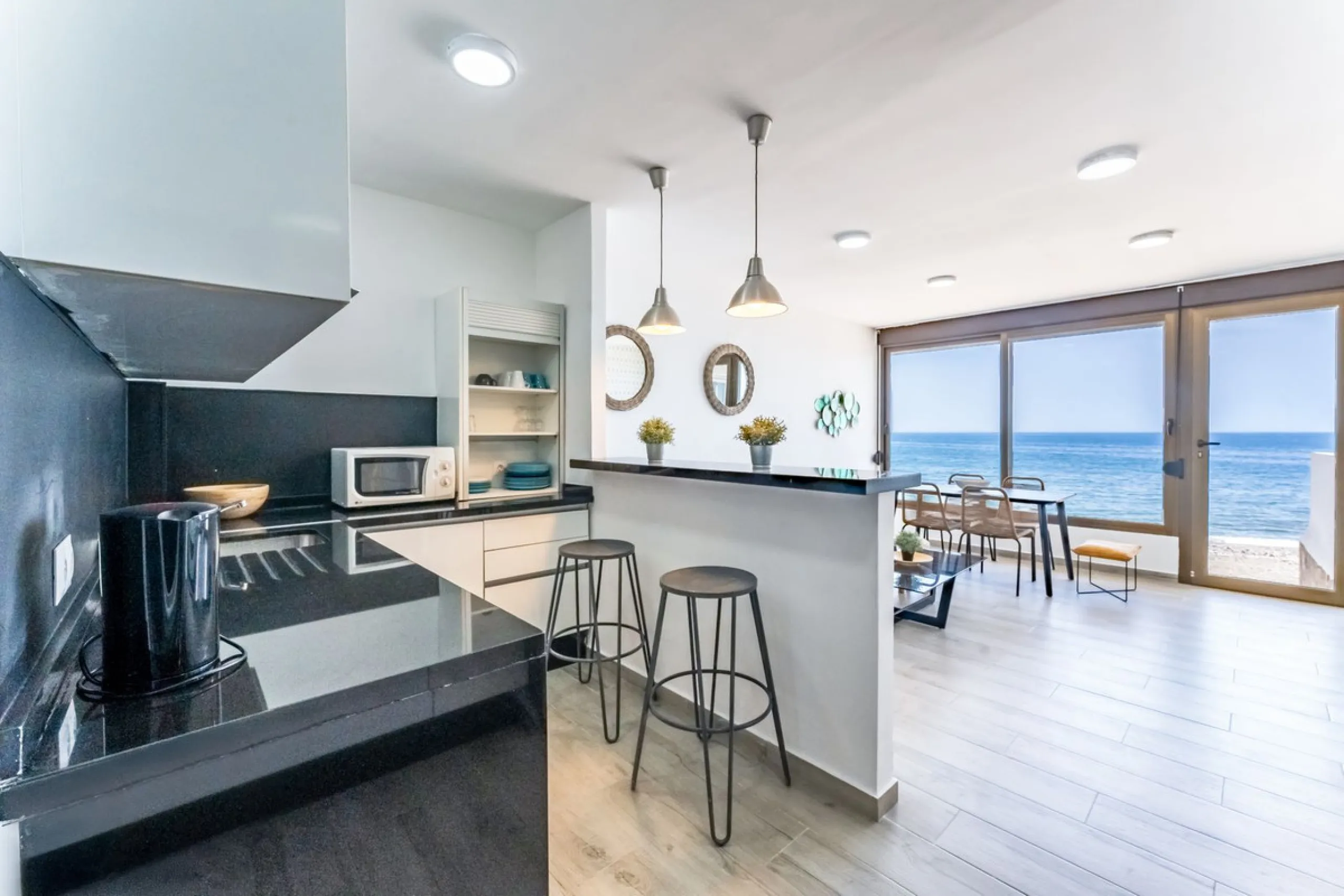 Unique beachfront opportunity in Torrequebrada, Benalmádena. This property consists of a building divided into four independent apartments plus a spacious 478 m² basement. The entire complex has been recently renovated and is delivered fully furnished and