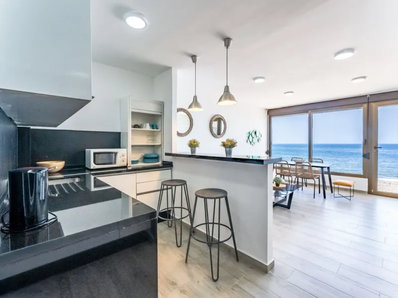 Unique beachfront opportunity in Torrequebrada, Benalmádena. This property consists of a building divided into four independent apartments plus a spacious 478 m² basement. The entire complex has been recently renovated and is delivered fully furnished and