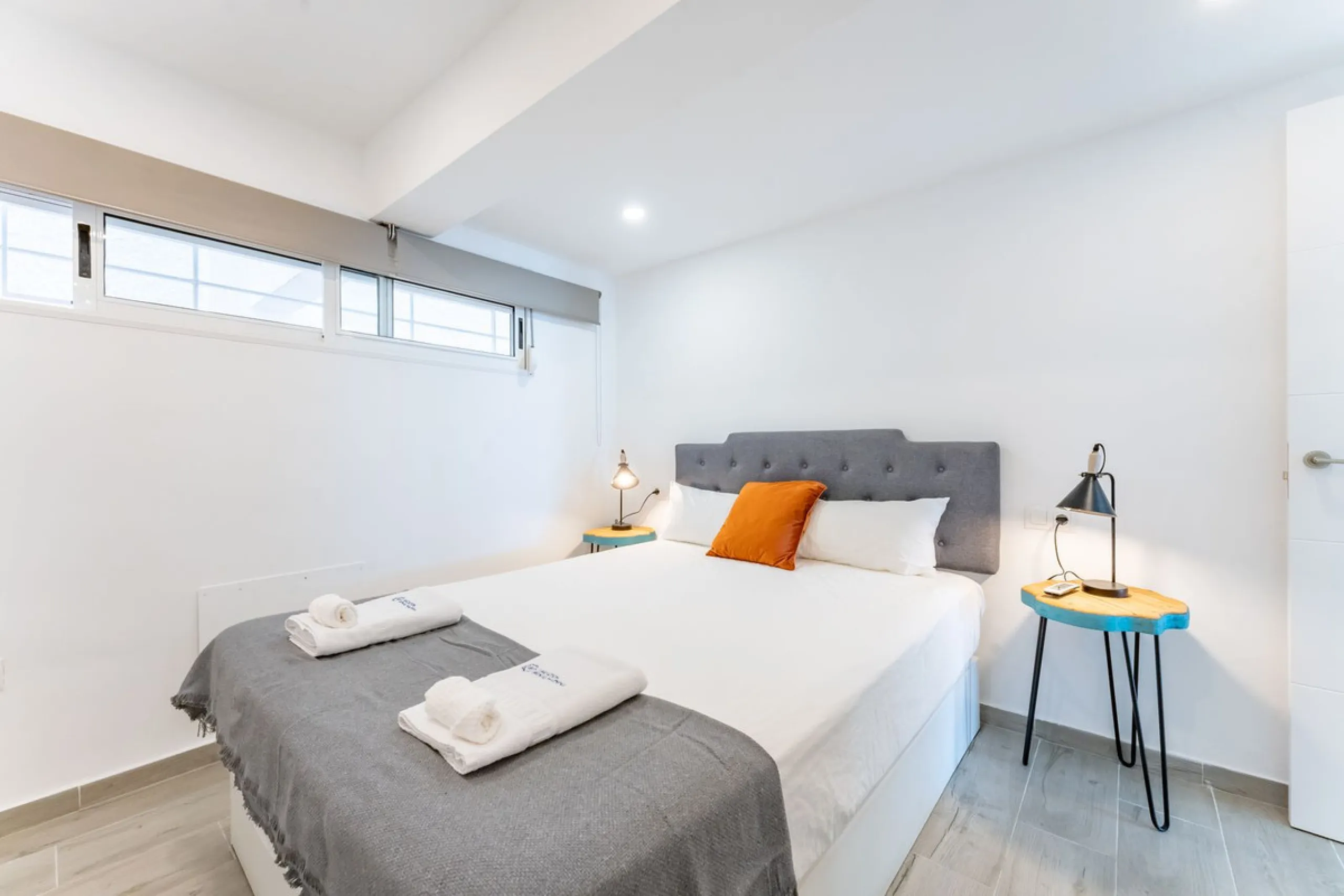 Unique beachfront opportunity in Torrequebrada, Benalmádena. This property consists of a building divided into four independent apartments plus a spacious 478 m² basement. The entire complex has been recently renovated and is delivered fully furnished and