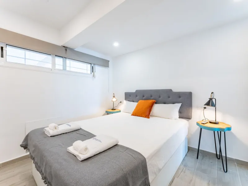 Unique beachfront opportunity in Torrequebrada, Benalmádena. This property consists of a building divided into four independent apartments plus a spacious 478 m² basement. The entire complex has been recently renovated and is delivered fully furnished and