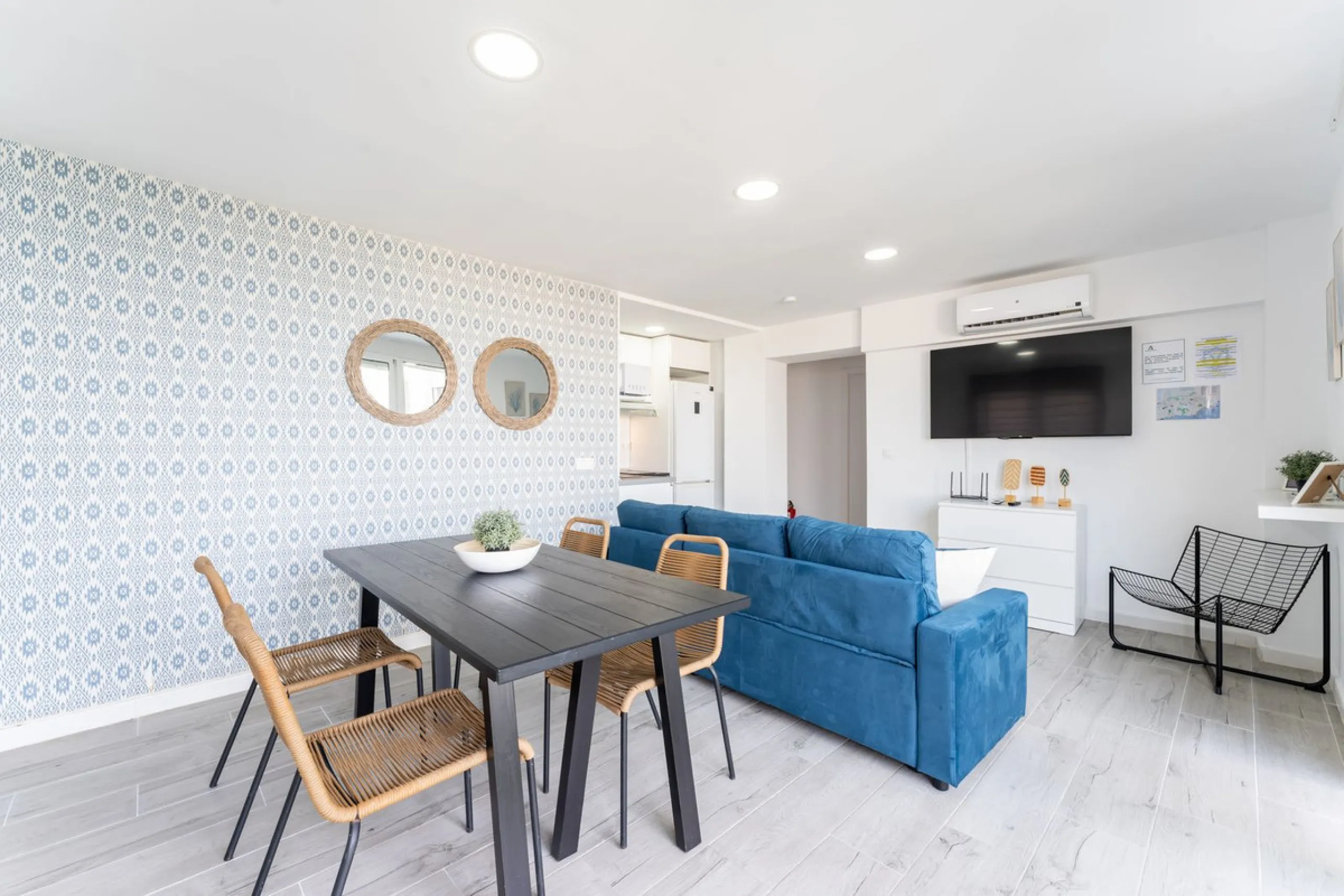 Unique beachfront opportunity in Torrequebrada, Benalmádena. This property consists of a building divided into four independent apartments plus a spacious 478 m² basement. The entire complex has been recently renovated and is delivered fully furnished and