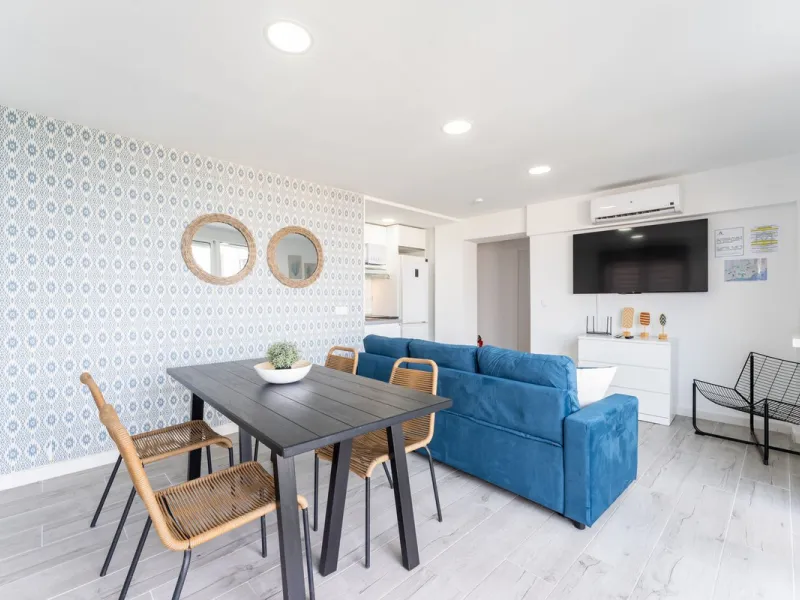 Unique beachfront opportunity in Torrequebrada, Benalmádena. This property consists of a building divided into four independent apartments plus a spacious 478 m² basement. The entire complex has been recently renovated and is delivered fully furnished and