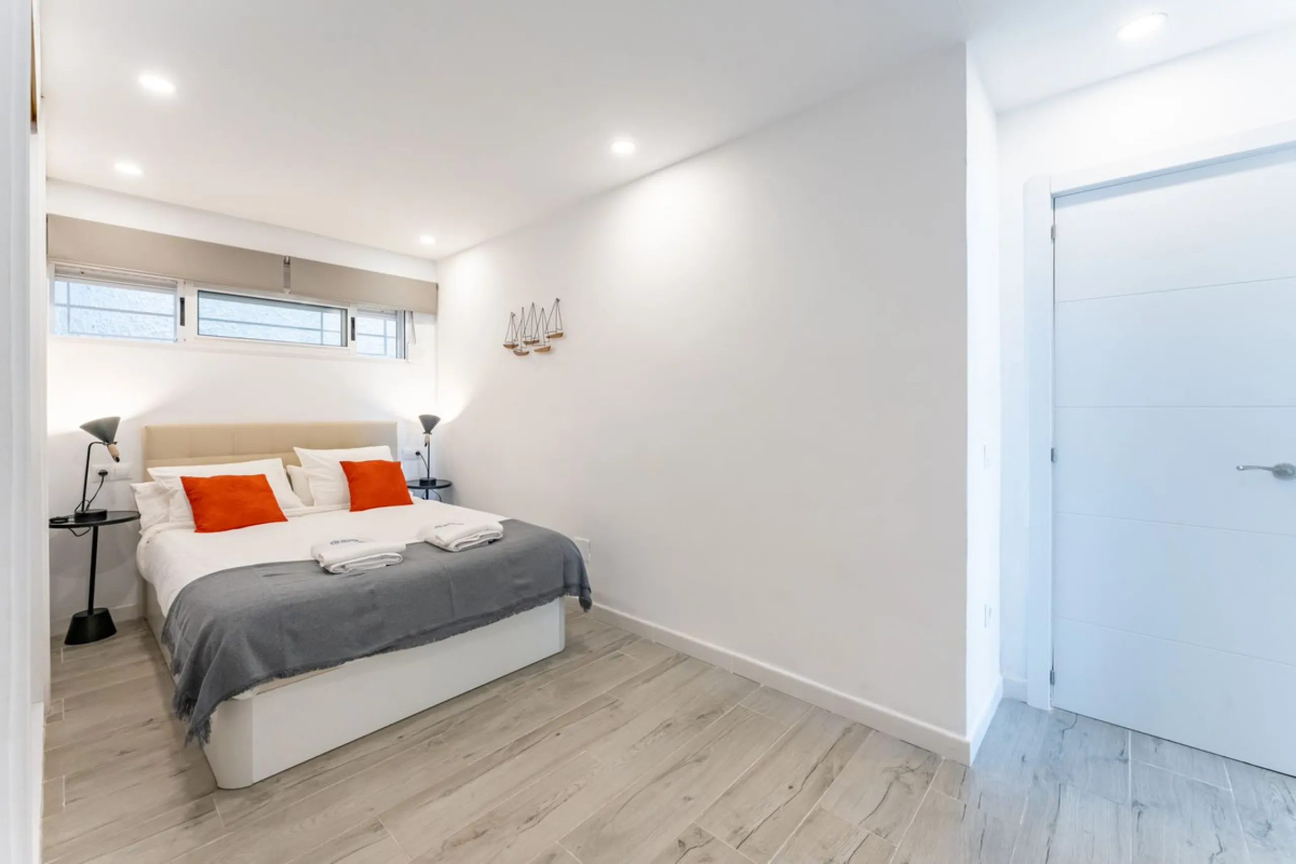 Unique beachfront opportunity in Torrequebrada, Benalmádena. This property consists of a building divided into four independent apartments plus a spacious 478 m² basement. The entire complex has been recently renovated and is delivered fully furnished and