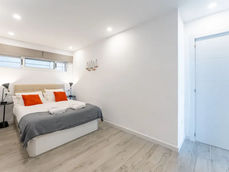 Unique beachfront opportunity in Torrequebrada, Benalmádena. This property consists of a building divided into four independent apartments plus a spacious 478 m² basement. The entire complex has been recently renovated and is delivered fully furnished and