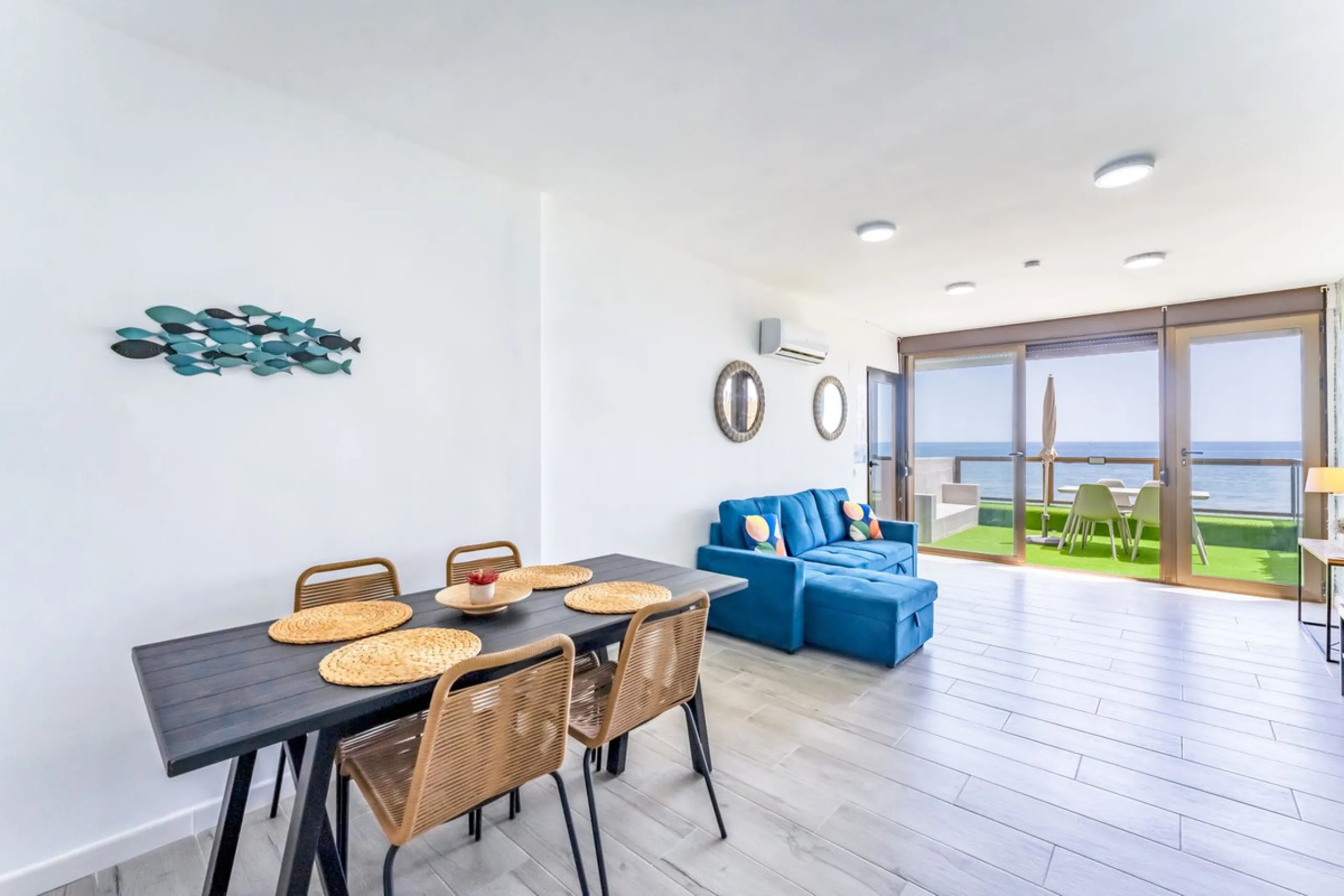 Unique beachfront opportunity in Torrequebrada, Benalmádena. This property consists of a building divided into four independent apartments plus a spacious 478 m² basement. The entire complex has been recently renovated and is delivered fully furnished and