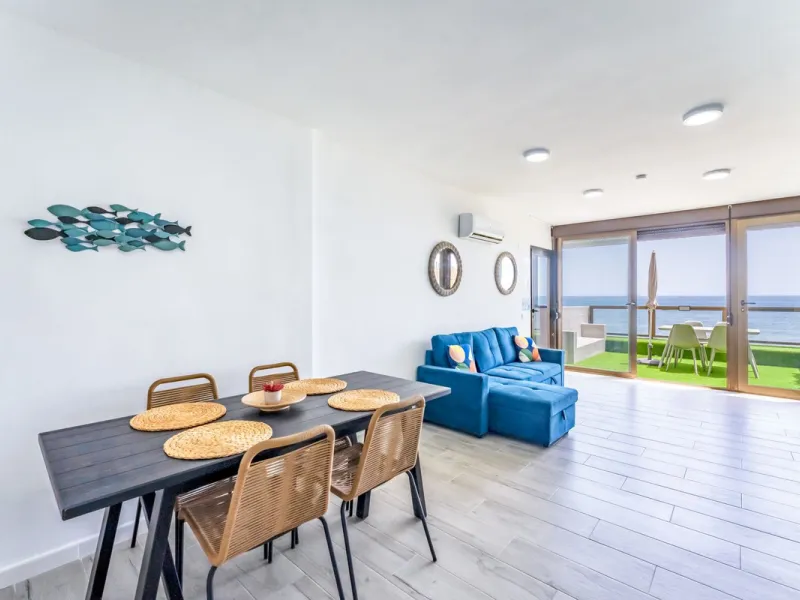 Unique beachfront opportunity in Torrequebrada, Benalmádena. This property consists of a building divided into four independent apartments plus a spacious 478 m² basement. The entire complex has been recently renovated and is delivered fully furnished and