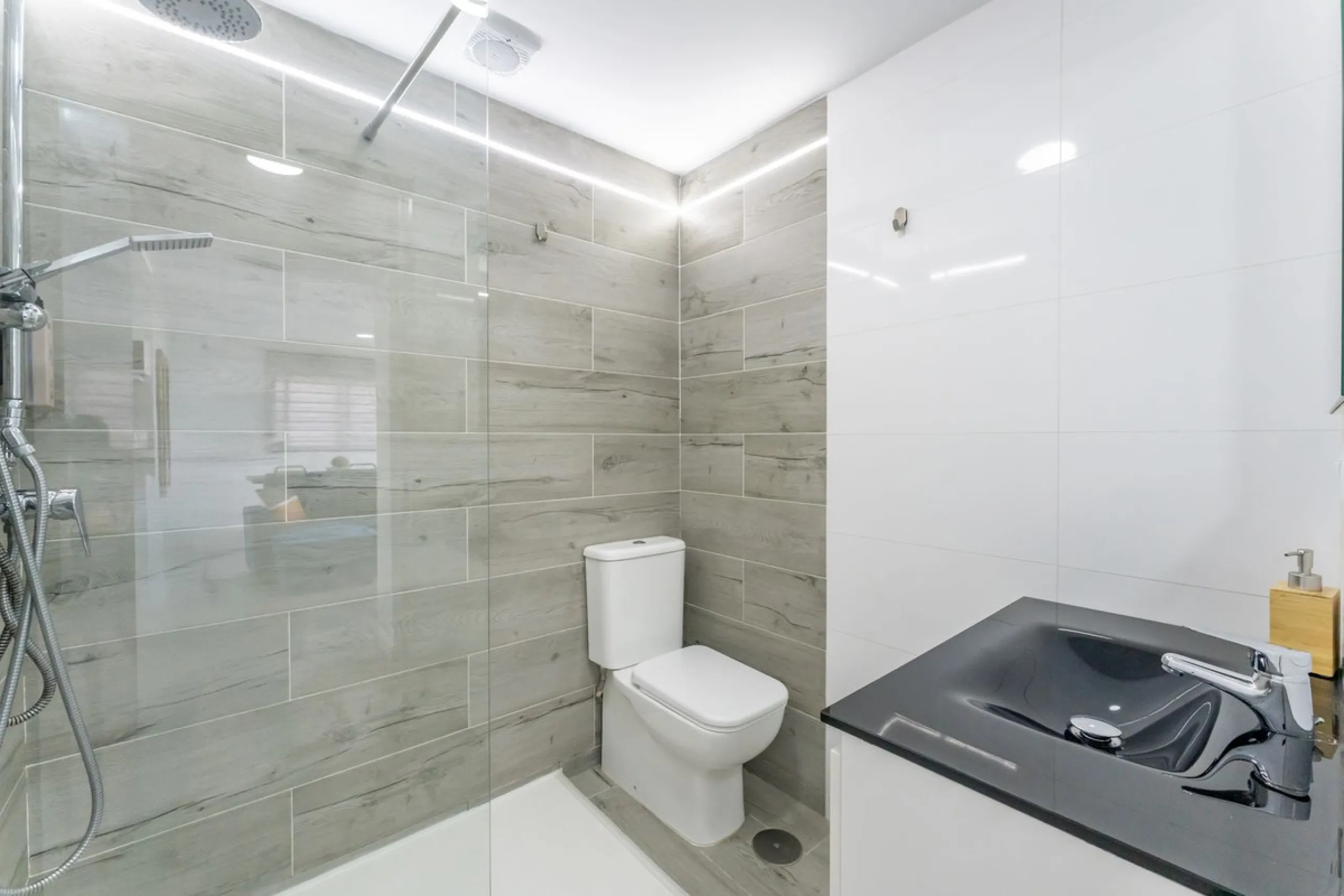 Unique beachfront opportunity in Torrequebrada, Benalmádena. This property consists of a building divided into four independent apartments plus a spacious 478 m² basement. The entire complex has been recently renovated and is delivered fully furnished and
