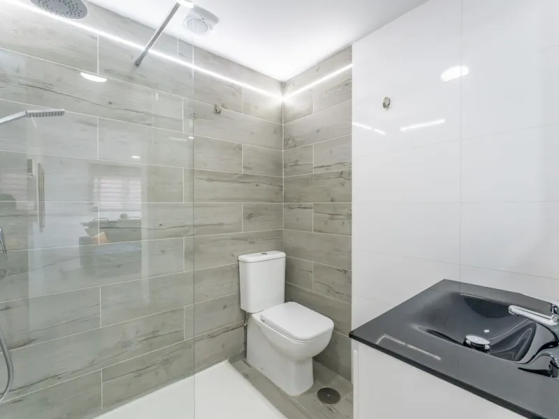 Unique beachfront opportunity in Torrequebrada, Benalmádena. This property consists of a building divided into four independent apartments plus a spacious 478 m² basement. The entire complex has been recently renovated and is delivered fully furnished and