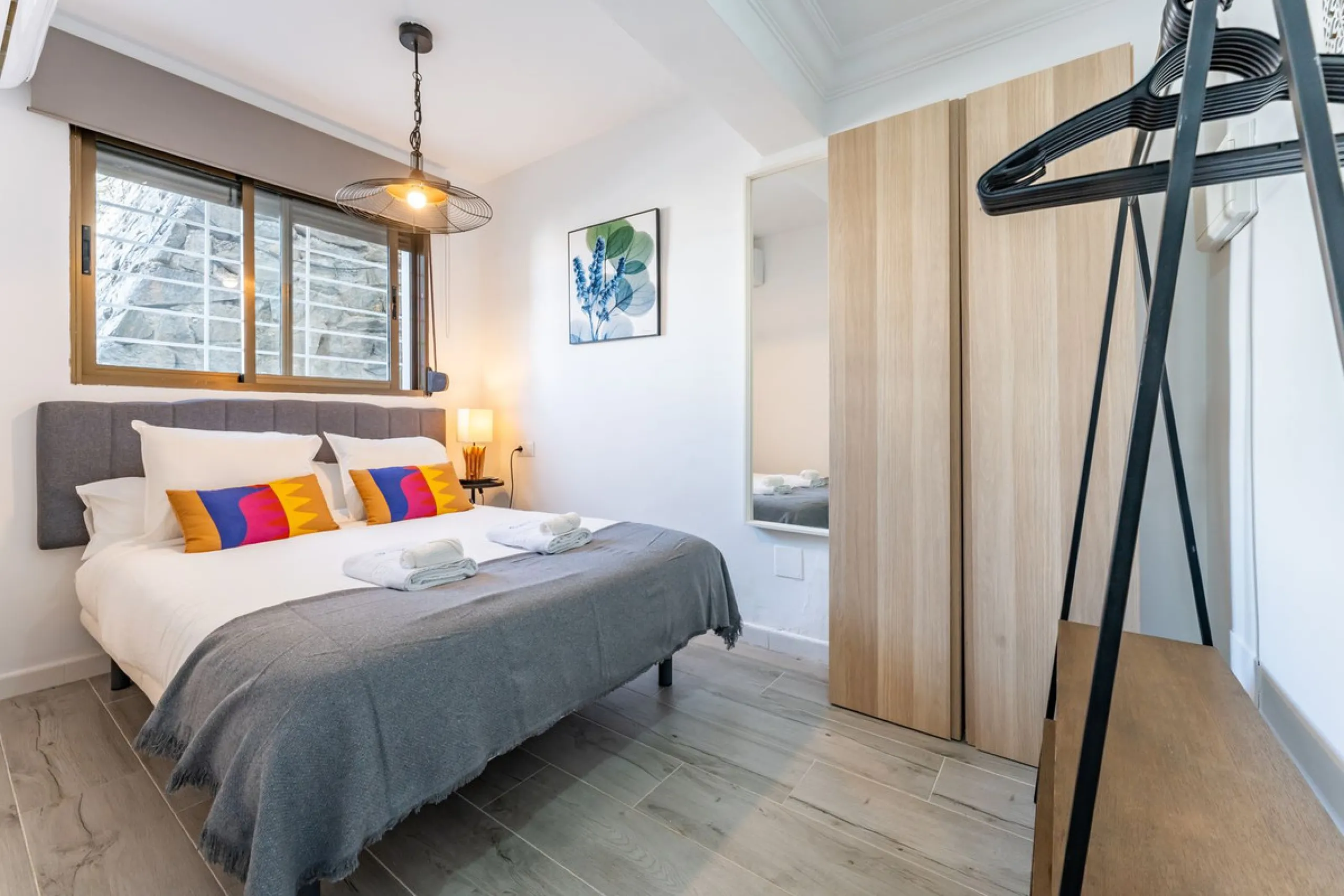 Unique beachfront opportunity in Torrequebrada, Benalmádena. This property consists of a building divided into four independent apartments plus a spacious 478 m² basement. The entire complex has been recently renovated and is delivered fully furnished and
