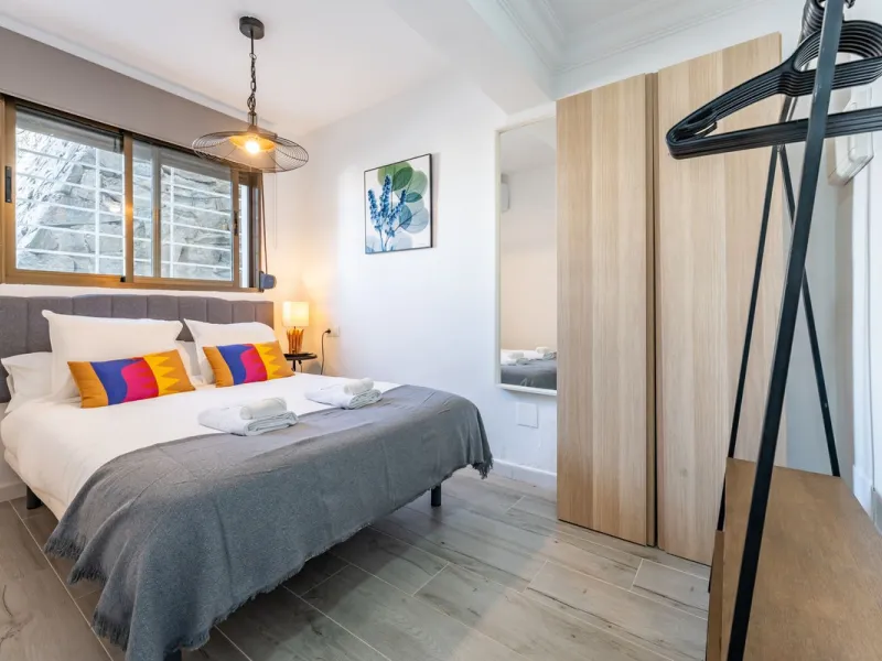 Unique beachfront opportunity in Torrequebrada, Benalmádena. This property consists of a building divided into four independent apartments plus a spacious 478 m² basement. The entire complex has been recently renovated and is delivered fully furnished and