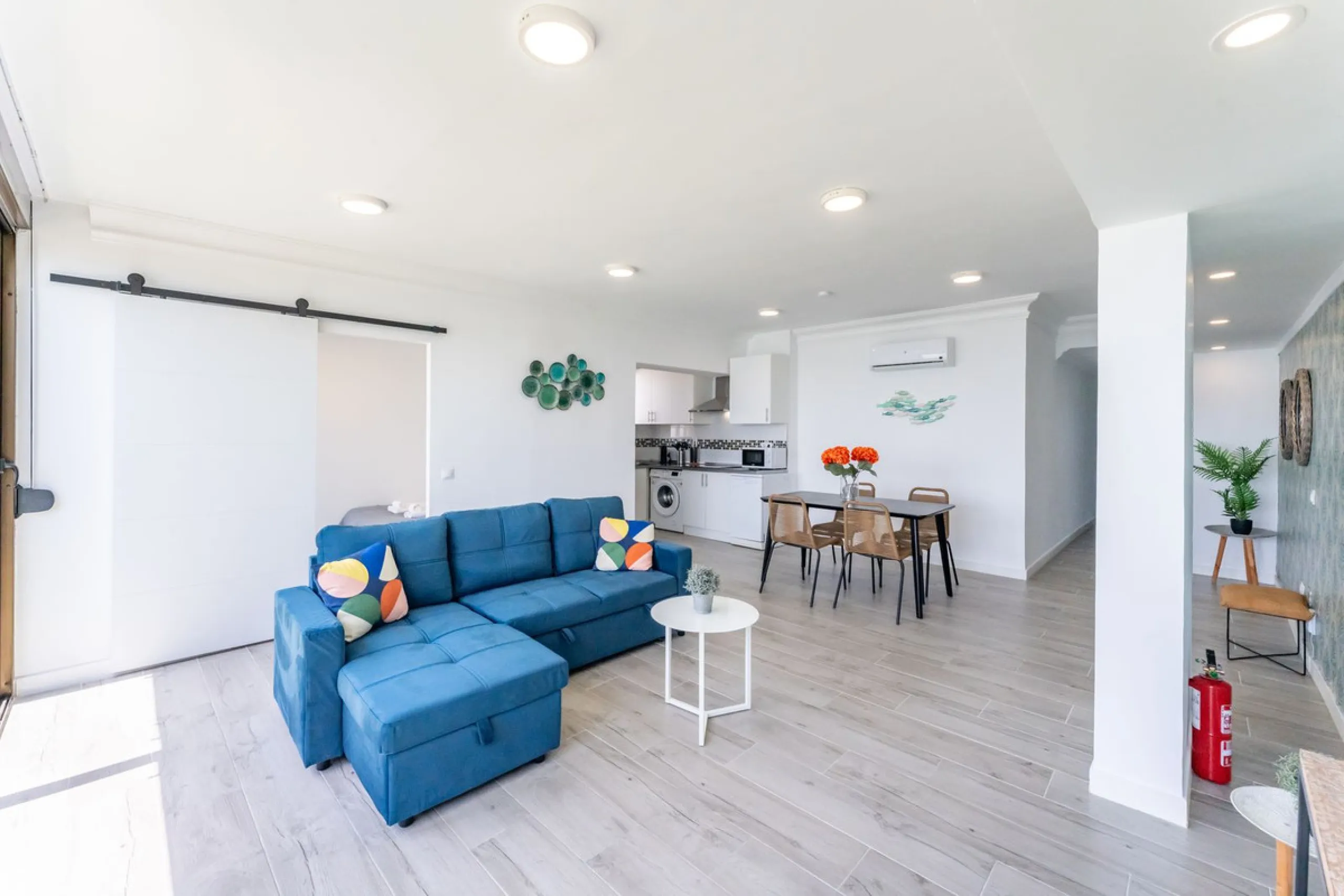Unique beachfront opportunity in Torrequebrada, Benalmádena. This property consists of a building divided into four independent apartments plus a spacious 478 m² basement. The entire complex has been recently renovated and is delivered fully furnished and