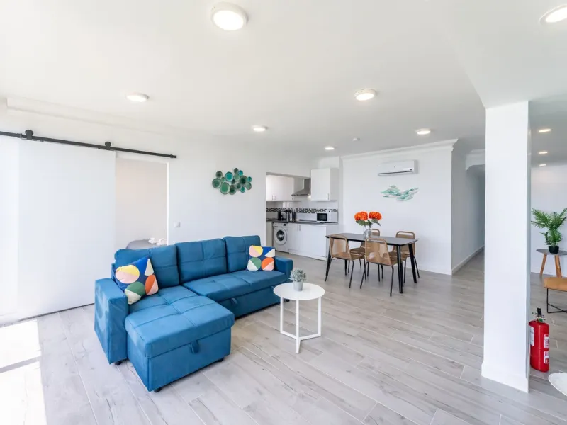 Unique beachfront opportunity in Torrequebrada, Benalmádena. This property consists of a building divided into four independent apartments plus a spacious 478 m² basement. The entire complex has been recently renovated and is delivered fully furnished and