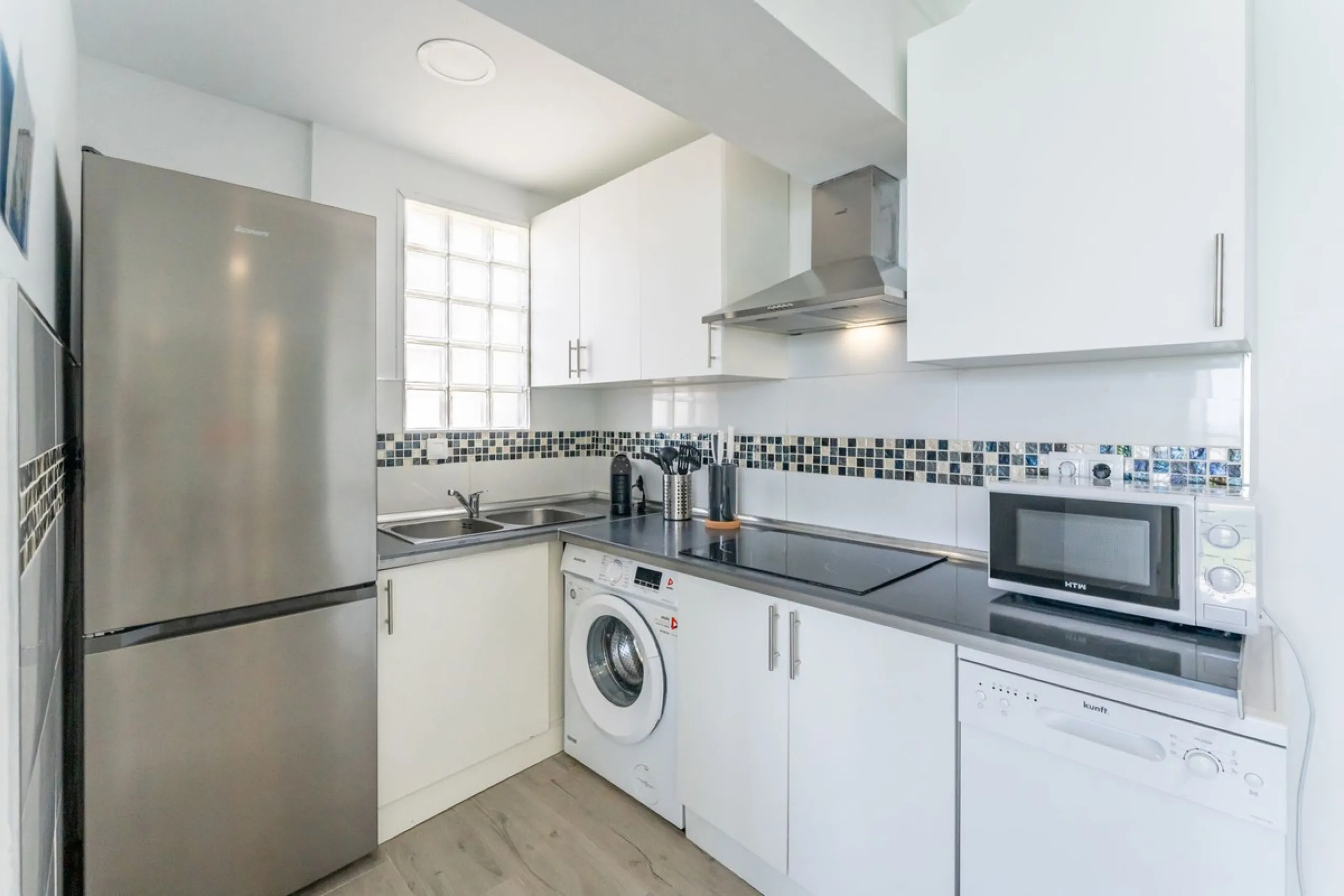Unique beachfront opportunity in Torrequebrada, Benalmádena. This property consists of a building divided into four independent apartments plus a spacious 478 m² basement. The entire complex has been recently renovated and is delivered fully furnished and