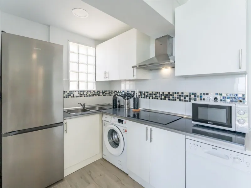 Unique beachfront opportunity in Torrequebrada, Benalmádena. This property consists of a building divided into four independent apartments plus a spacious 478 m² basement. The entire complex has been recently renovated and is delivered fully furnished and