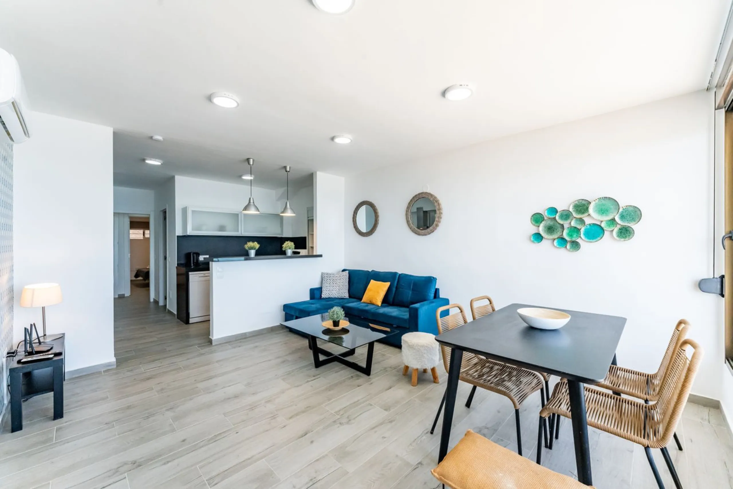 Unique beachfront opportunity in Torrequebrada, Benalmádena. This property consists of a building divided into four independent apartments plus a spacious 478 m² basement. The entire complex has been recently renovated and is delivered fully furnished and
