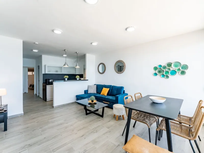 Unique beachfront opportunity in Torrequebrada, Benalmádena. This property consists of a building divided into four independent apartments plus a spacious 478 m² basement. The entire complex has been recently renovated and is delivered fully furnished and