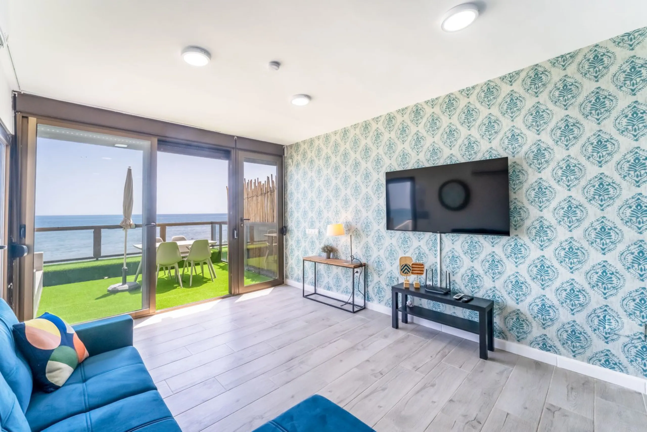 Unique beachfront opportunity in Torrequebrada, Benalmádena. This property consists of a building divided into four independent apartments plus a spacious 478 m² basement. The entire complex has been recently renovated and is delivered fully furnished and