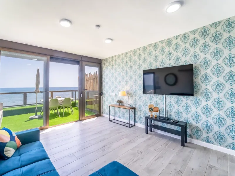 Unique beachfront opportunity in Torrequebrada, Benalmádena. This property consists of a building divided into four independent apartments plus a spacious 478 m² basement. The entire complex has been recently renovated and is delivered fully furnished and