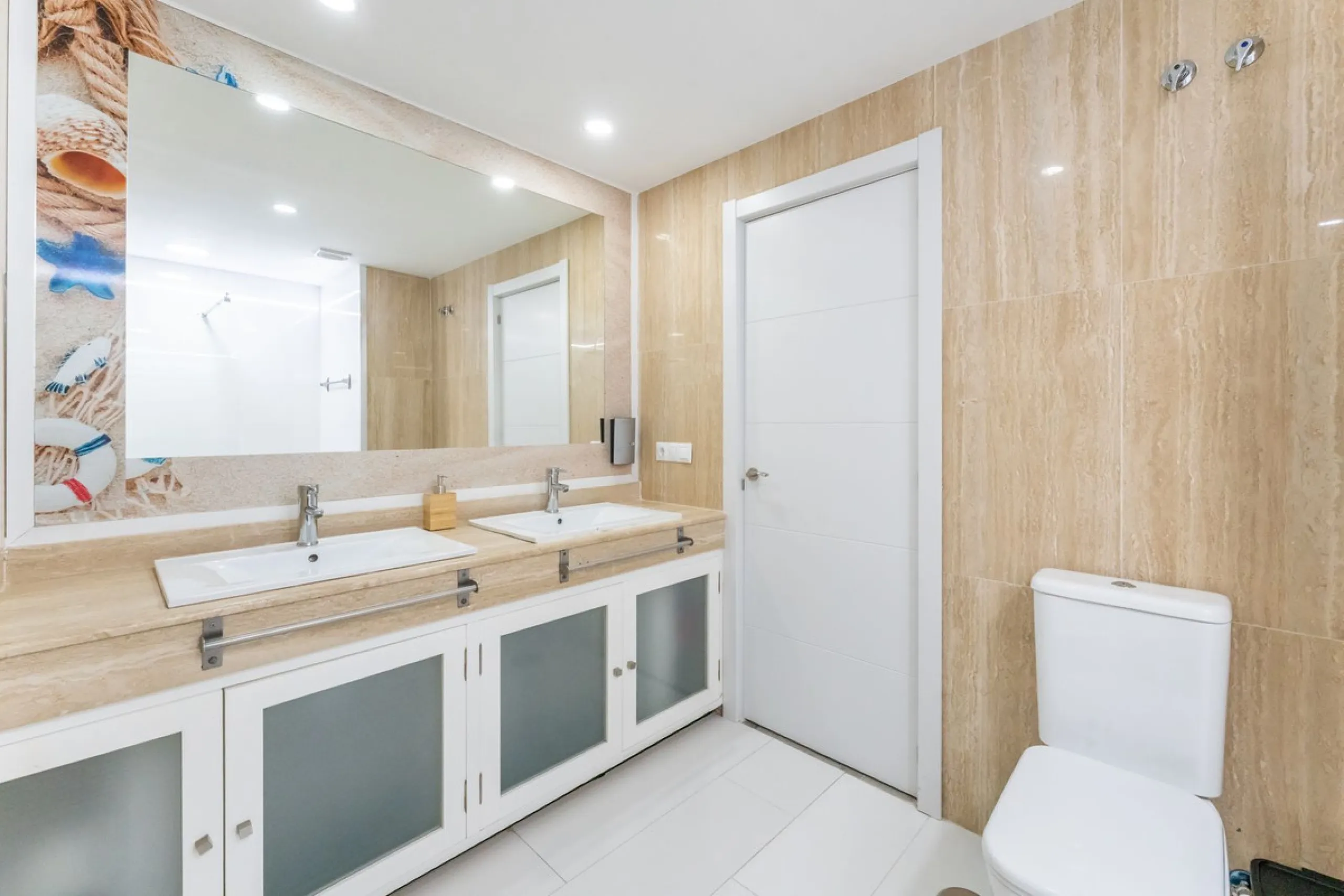 Unique beachfront opportunity in Torrequebrada, Benalmádena. This property consists of a building divided into four independent apartments plus a spacious 478 m² basement. The entire complex has been recently renovated and is delivered fully furnished and