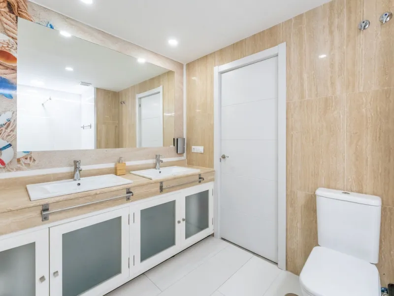 Unique beachfront opportunity in Torrequebrada, Benalmádena. This property consists of a building divided into four independent apartments plus a spacious 478 m² basement. The entire complex has been recently renovated and is delivered fully furnished and