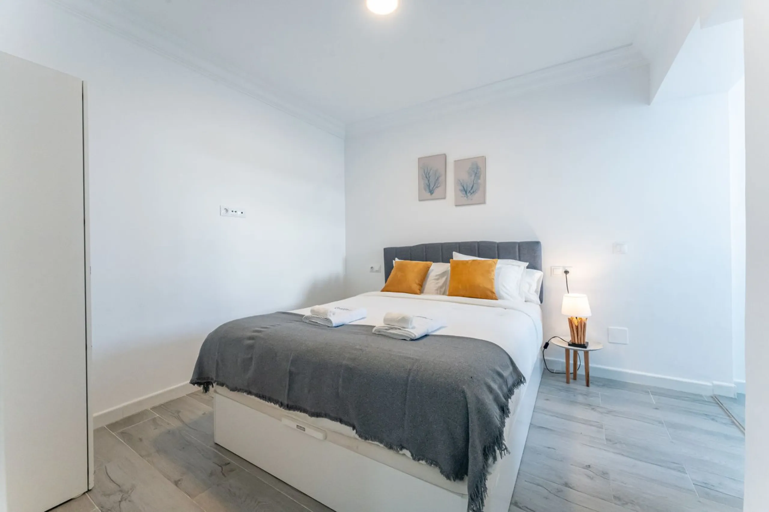 Unique beachfront opportunity in Torrequebrada, Benalmádena. This property consists of a building divided into four independent apartments plus a spacious 478 m² basement. The entire complex has been recently renovated and is delivered fully furnished and