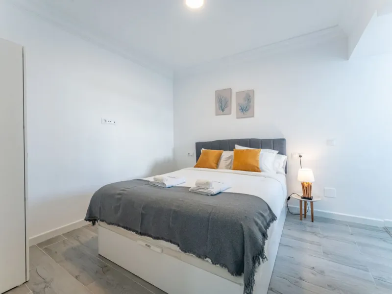 Unique beachfront opportunity in Torrequebrada, Benalmádena. This property consists of a building divided into four independent apartments plus a spacious 478 m² basement. The entire complex has been recently renovated and is delivered fully furnished and