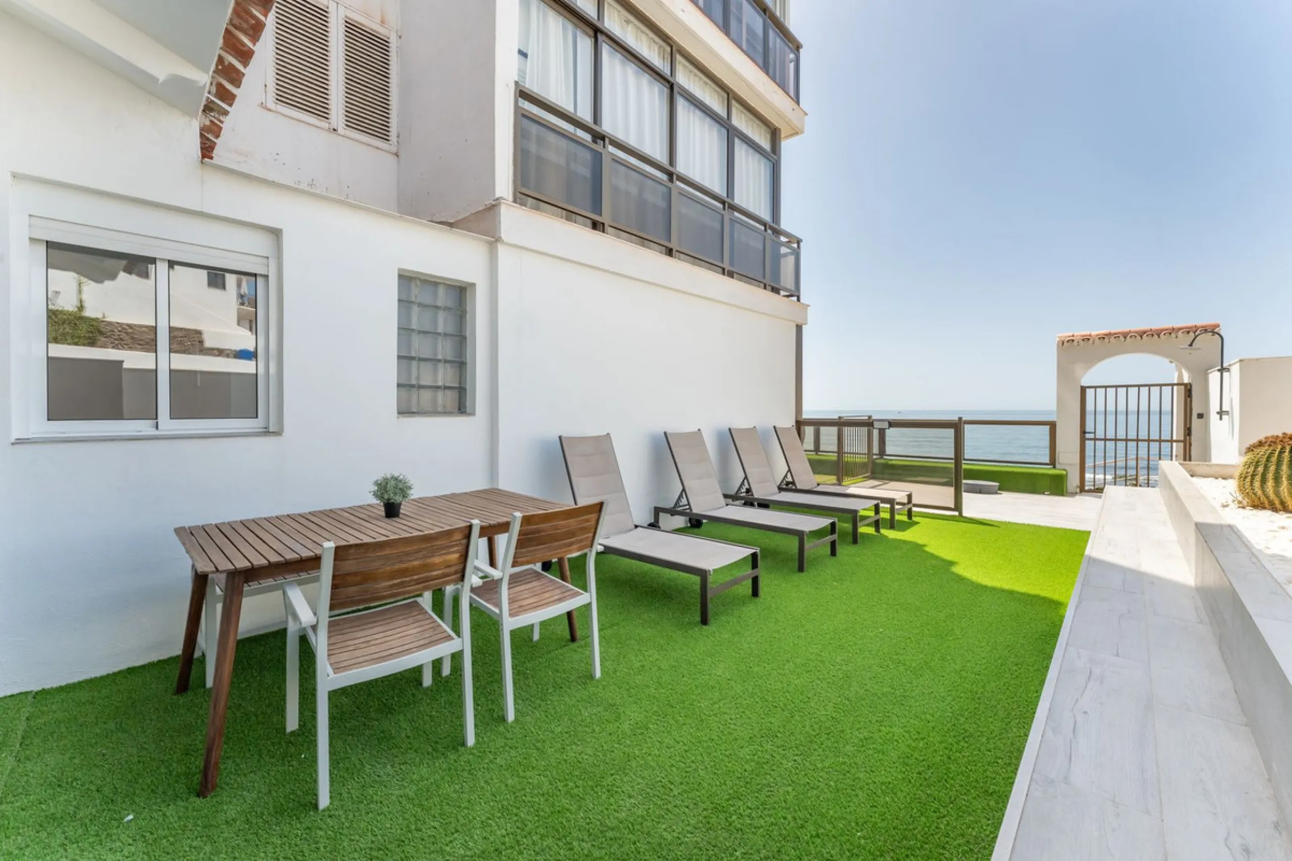Unique beachfront opportunity in Torrequebrada, Benalmádena. This property consists of a building divided into four independent apartments plus a spacious 478 m² basement. The entire complex has been recently renovated and is delivered fully furnished and