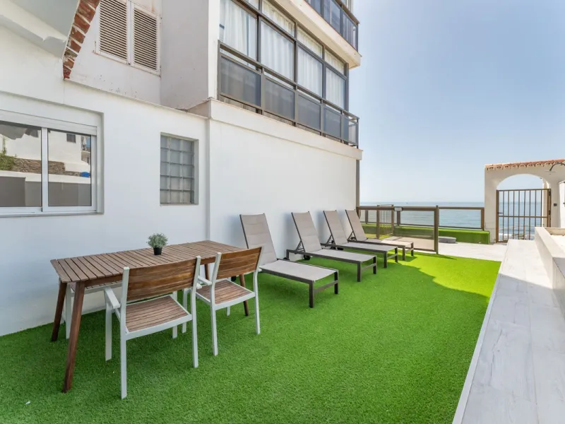 Unique beachfront opportunity in Torrequebrada, Benalmádena. This property consists of a building divided into four independent apartments plus a spacious 478 m² basement. The entire complex has been recently renovated and is delivered fully furnished and