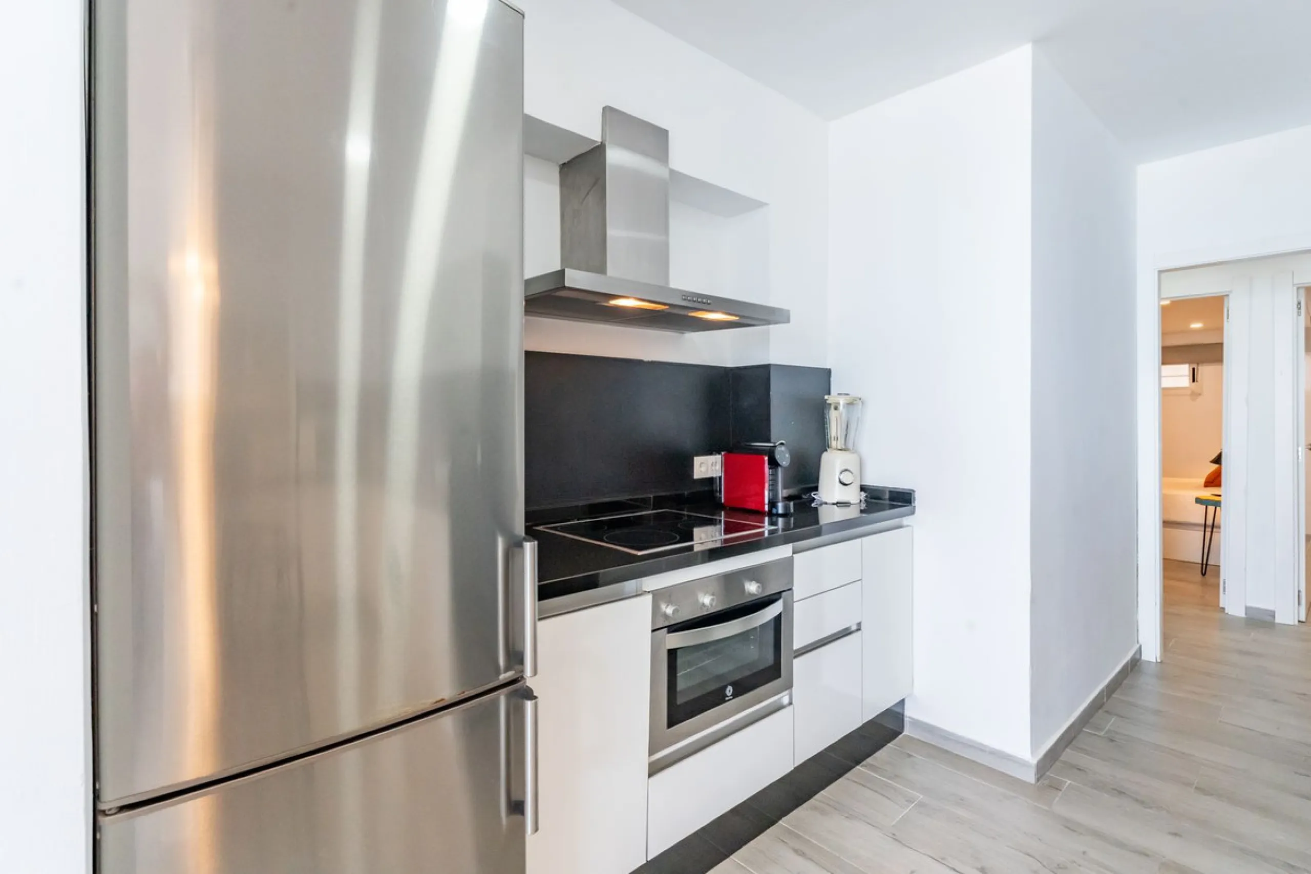 Unique beachfront opportunity in Torrequebrada, Benalmádena. This property consists of a building divided into four independent apartments plus a spacious 478 m² basement. The entire complex has been recently renovated and is delivered fully furnished and
