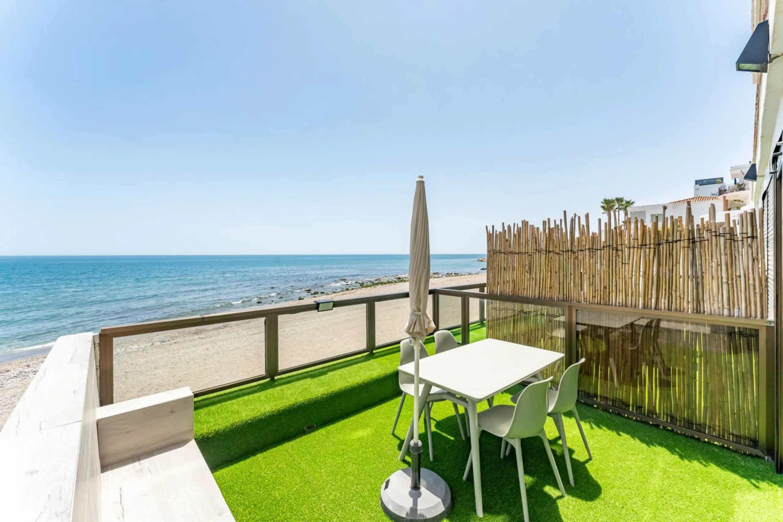 Unique beachfront opportunity in Torrequebrada, Benalmádena. This property consists of a building divided into four independent apartments plus a spacious 478 m² basement. The entire complex has been recently renovated and is delivered fully furnished and