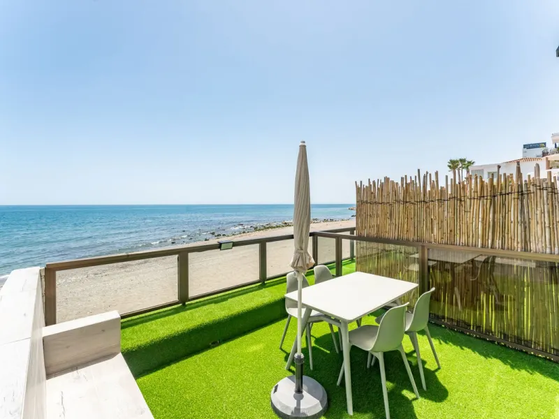 Unique beachfront opportunity in Torrequebrada, Benalmádena. This property consists of a building divided into four independent apartments plus a spacious 478 m² basement. The entire complex has been recently renovated and is delivered fully furnished and