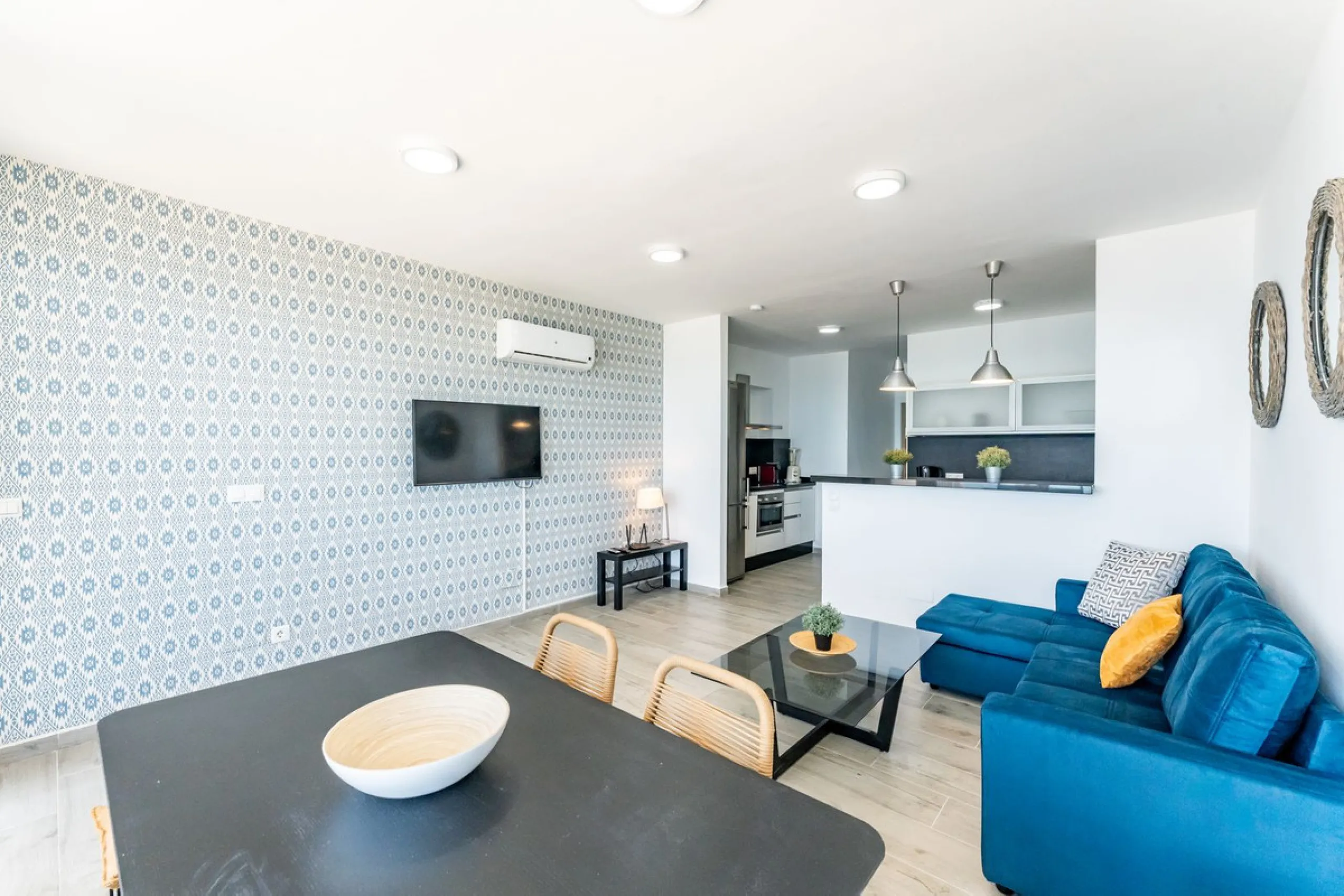 Unique beachfront opportunity in Torrequebrada, Benalmádena. This property consists of a building divided into four independent apartments plus a spacious 478 m² basement. The entire complex has been recently renovated and is delivered fully furnished and