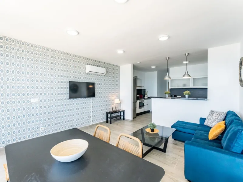 Unique beachfront opportunity in Torrequebrada, Benalmádena. This property consists of a building divided into four independent apartments plus a spacious 478 m² basement. The entire complex has been recently renovated and is delivered fully furnished and