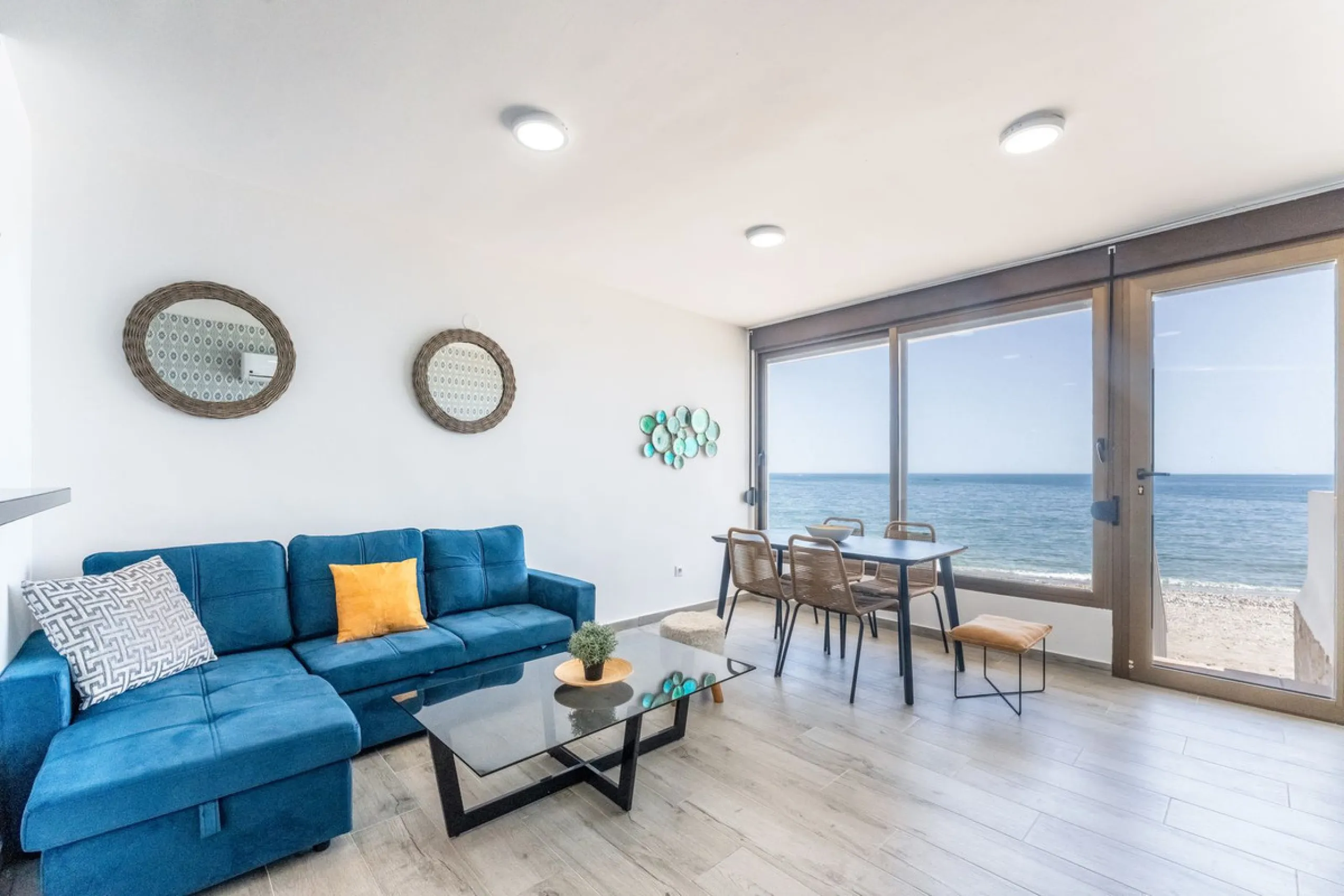 Unique beachfront opportunity in Torrequebrada, Benalmádena. This property consists of a building divided into four independent apartments plus a spacious 478 m² basement. The entire complex has been recently renovated and is delivered fully furnished and