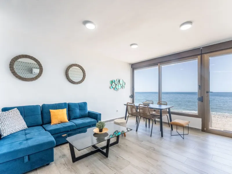 Unique beachfront opportunity in Torrequebrada, Benalmádena. This property consists of a building divided into four independent apartments plus a spacious 478 m² basement. The entire complex has been recently renovated and is delivered fully furnished and