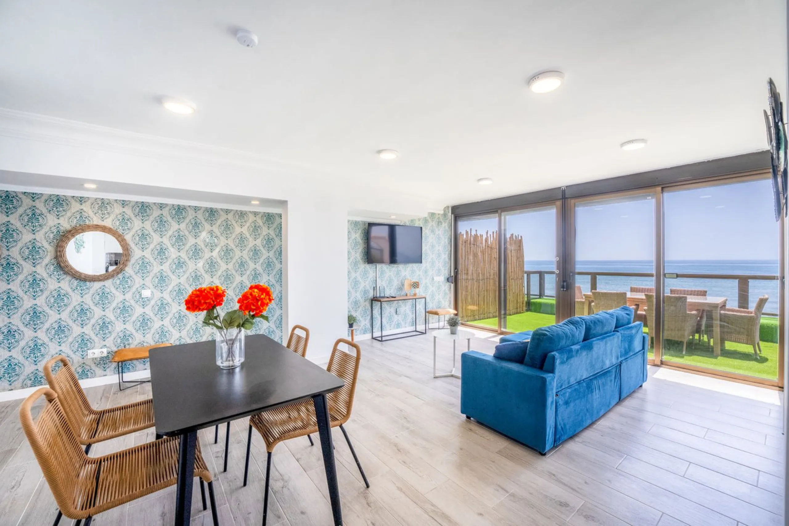 Unique beachfront opportunity in Torrequebrada, Benalmádena. This property consists of a building divided into four independent apartments plus a spacious 478 m² basement. The entire complex has been recently renovated and is delivered fully furnished and