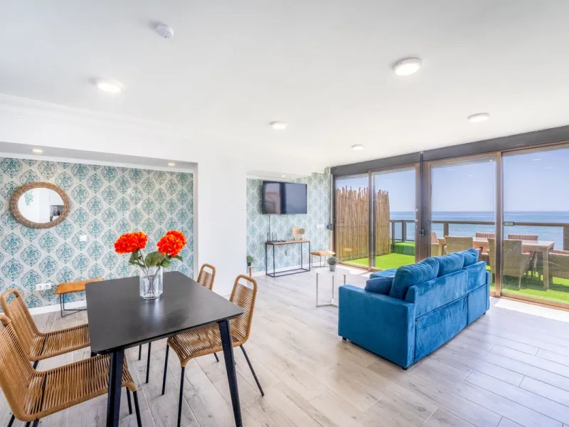 Unique beachfront opportunity in Torrequebrada, Benalmádena. This property consists of a building divided into four independent apartments plus a spacious 478 m² basement. The entire complex has been recently renovated and is delivered fully furnished and