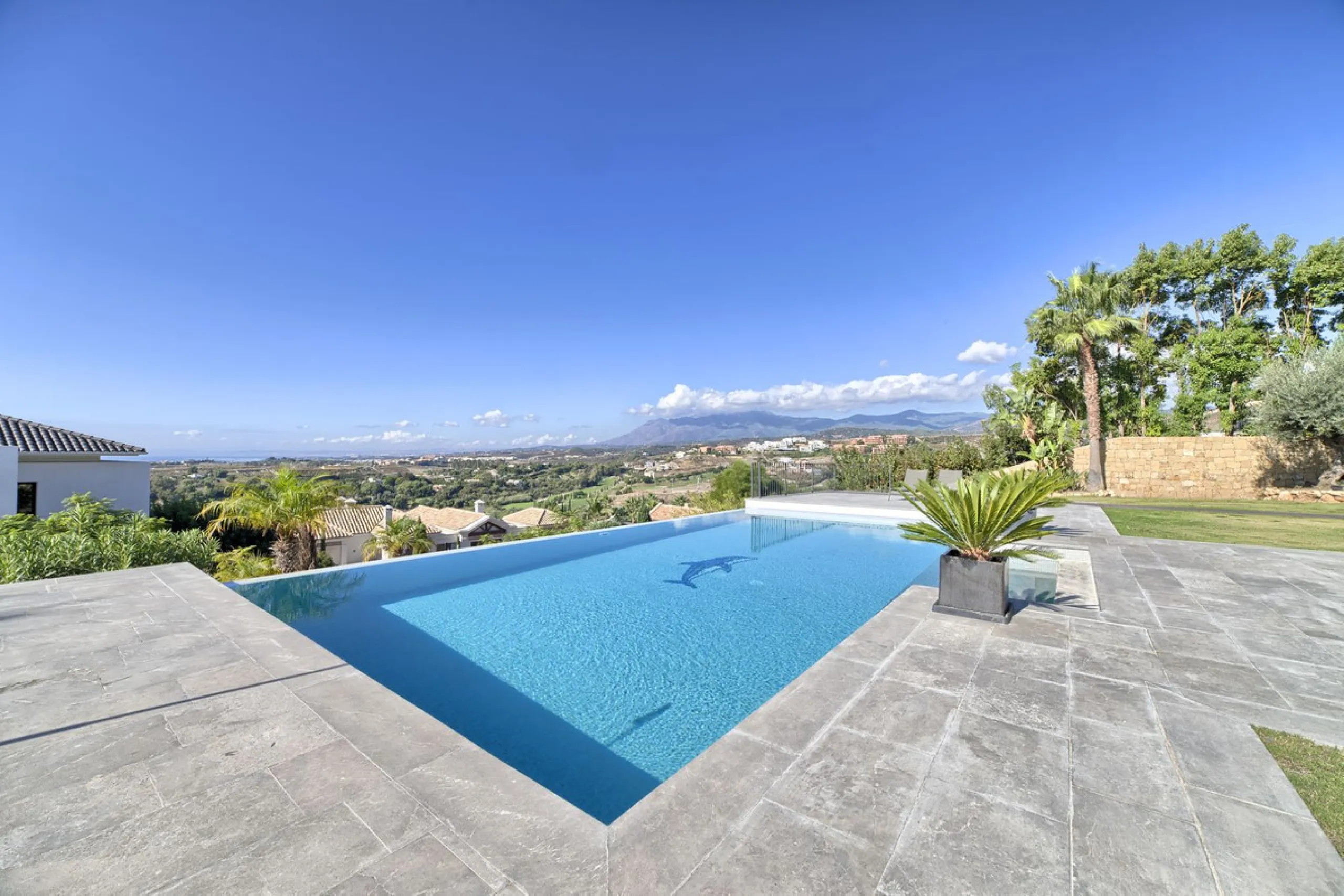 Spectacular villa built to the highest standards, located on one of the best plots of Los Flamingos Golf Resort. South facing with spectacular views of the Mediterranean.