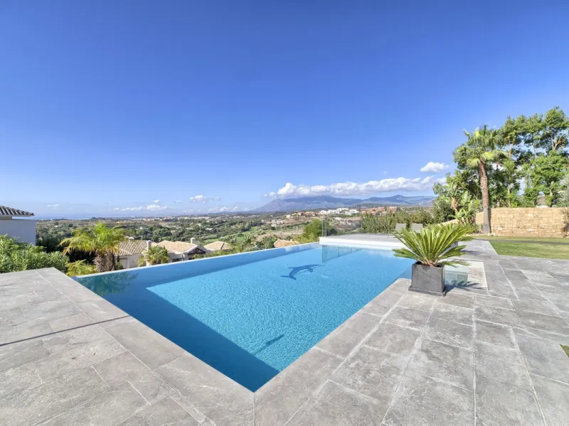 Spectacular villa built to the highest standards, located on one of the best plots of Los Flamingos Golf Resort. South facing with spectacular views of the Mediterranean.