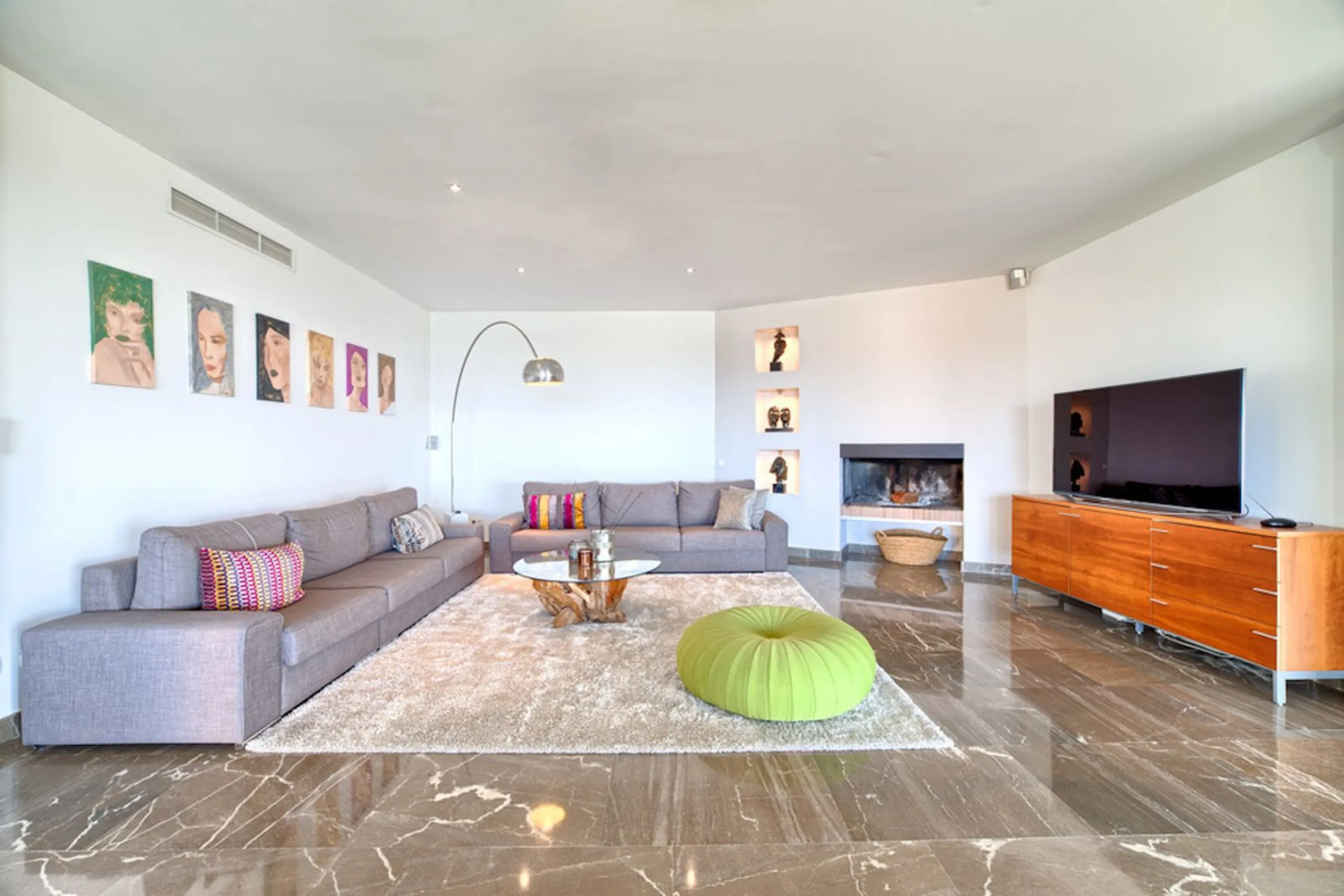 Spectacular villa built to the highest standards, located on one of the best plots of Los Flamingos Golf Resort. South facing with spectacular views of the Mediterranean.