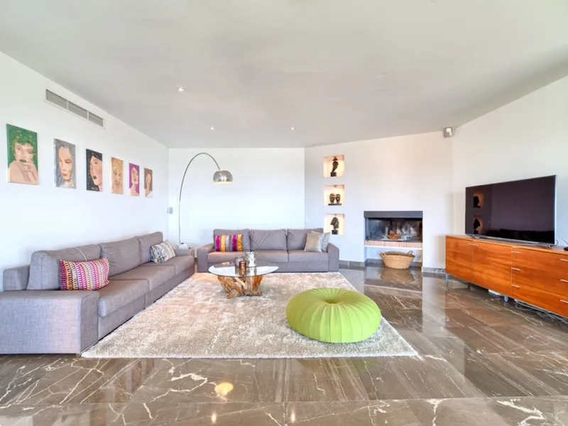 Spectacular villa built to the highest standards, located on one of the best plots of Los Flamingos Golf Resort. South facing with spectacular views of the Mediterranean.