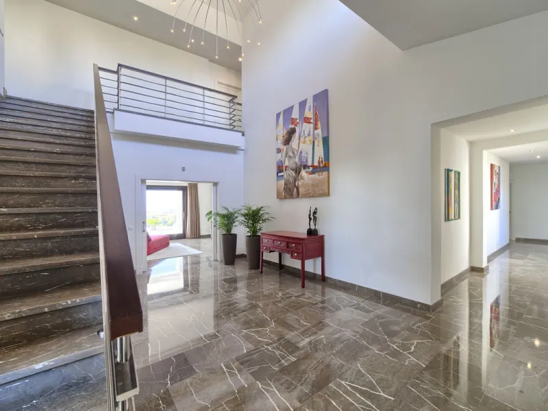 Spectacular villa built to the highest standards, located on one of the best plots of Los Flamingos Golf Resort. South facing with spectacular views of the Mediterranean.