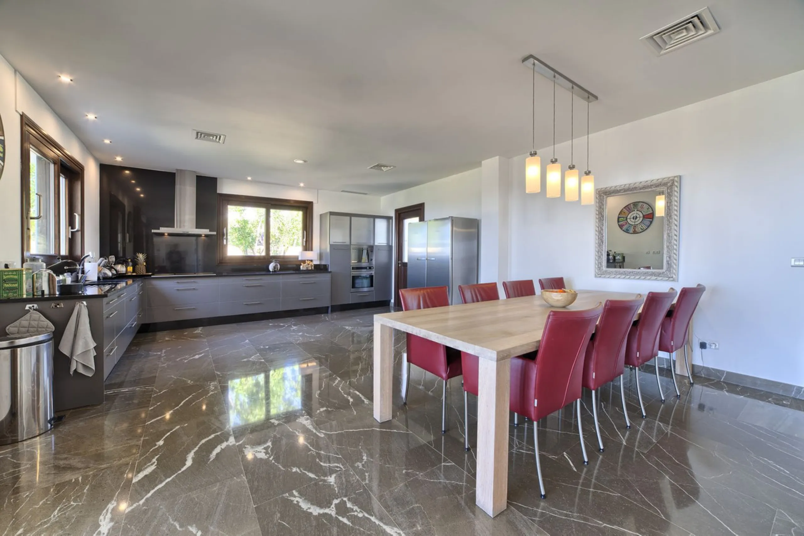 Spectacular villa built to the highest standards, located on one of the best plots of Los Flamingos Golf Resort. South facing with spectacular views of the Mediterranean.