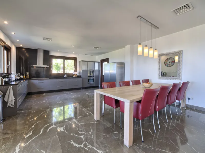 Spectacular villa built to the highest standards, located on one of the best plots of Los Flamingos Golf Resort. South facing with spectacular views of the Mediterranean.