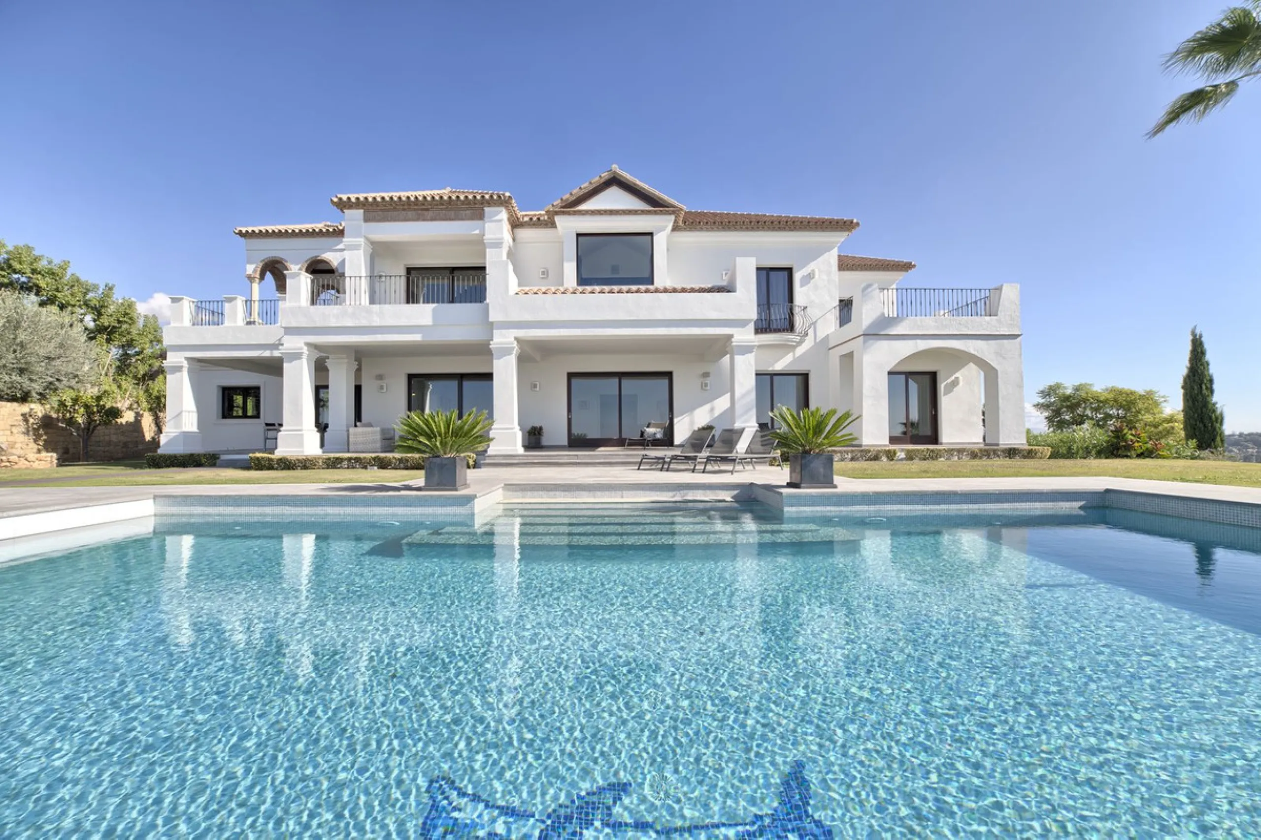 Spectacular villa built to the highest standards, located on one of the best plots of Los Flamingos Golf Resort. South facing with spectacular views of the Mediterranean.