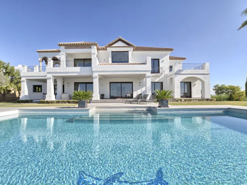 Spectacular villa built to the highest standards, located on one of the best plots of Los Flamingos Golf Resort. South facing with spectacular views of the Mediterranean.
